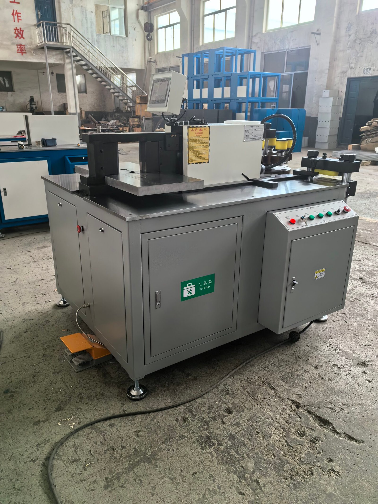 Manual de instrucciones de la máquina de barras colectoras CNC de China